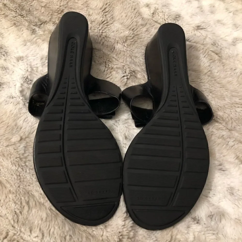 : : COLE HAAN OS GRAND Thong Sandals with Gold Tone Block Square Logo Detail : :